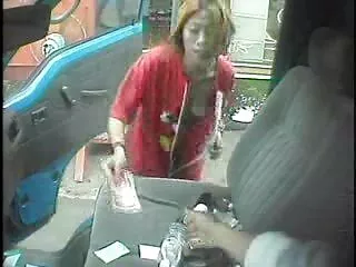 Người phụ nữ trẻ lớn ở phía trước phim nhat set của những con búp bê